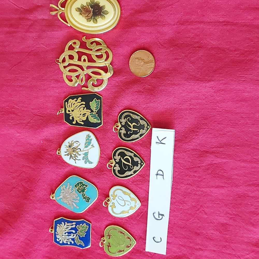 Woman jewelry pendent, size (see photos), bought at Sears, gold.